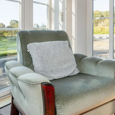 10 Person In Fur-by Traum