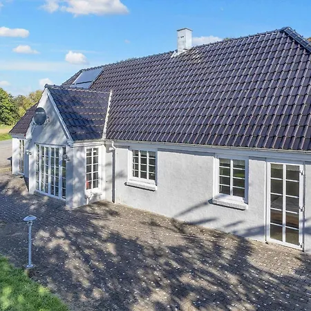 10 Person In Fur-by Traum