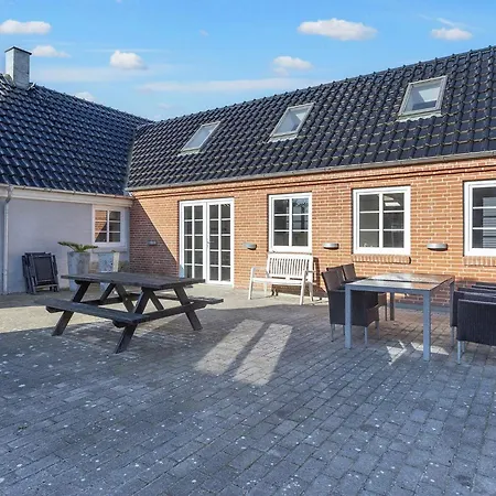 10 Person In Fur-by Traum *